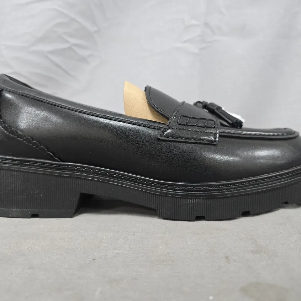 UNBOXED PAIR OF CLARKS LOAFERS IN BLACK SIZE UK 7