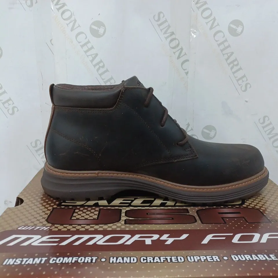 BOXED PAIR OF SKECHERS MENS LEATHER BOOTS IN CHOCOLATE - SIZE 8 