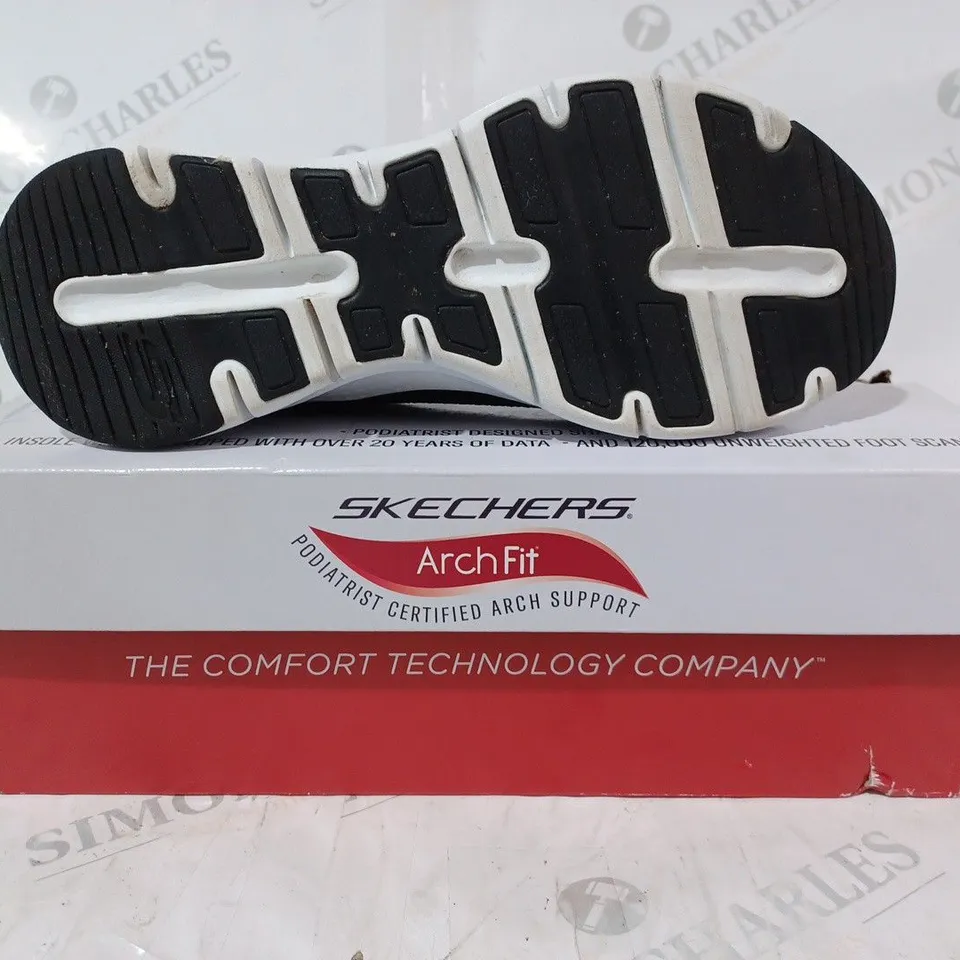 BOXED SKECHERS TRAINERS IN BLACK/WHITE SIZE 4.5