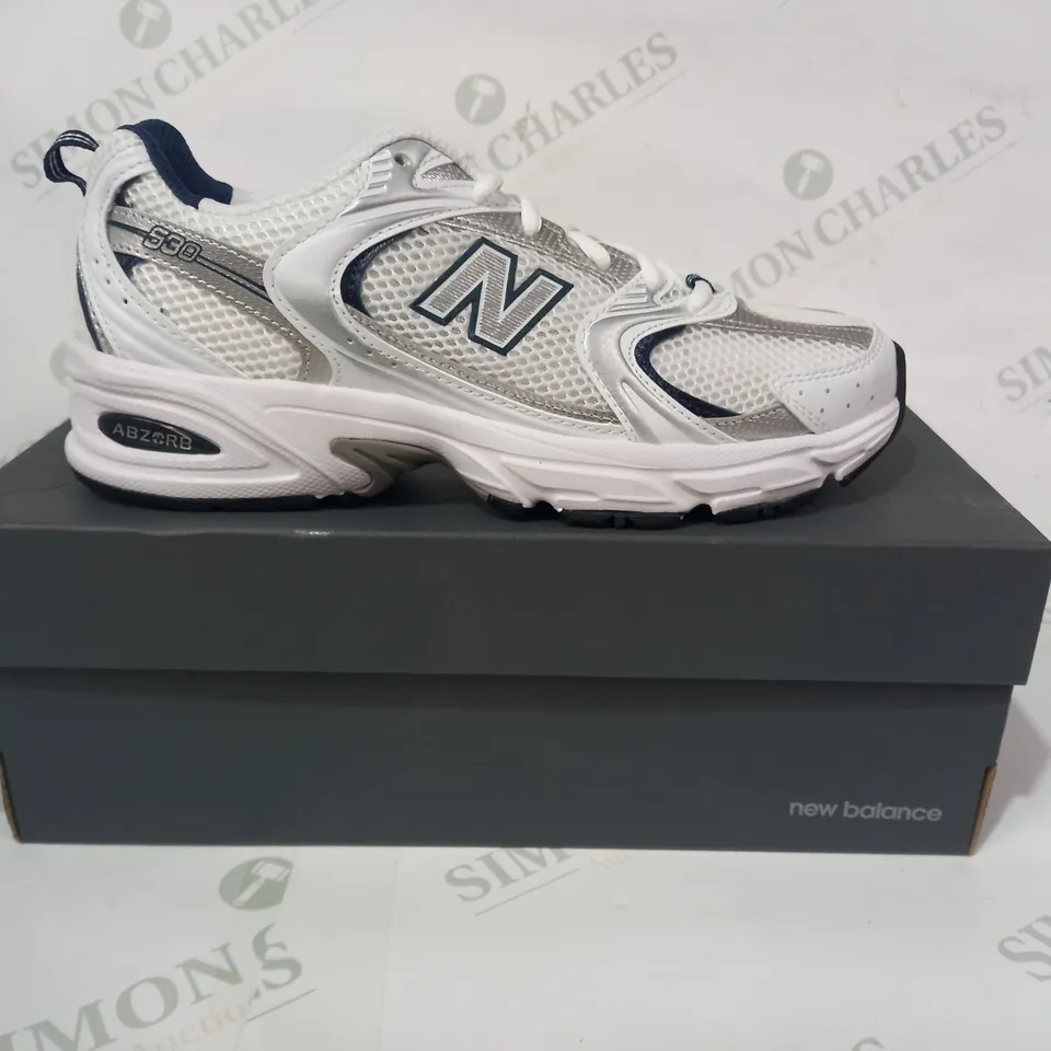 BOXED PAIR OF NEW BALANCE RUNNING TRAINERS IN WHITE/NAVY UK SIZE 5.5