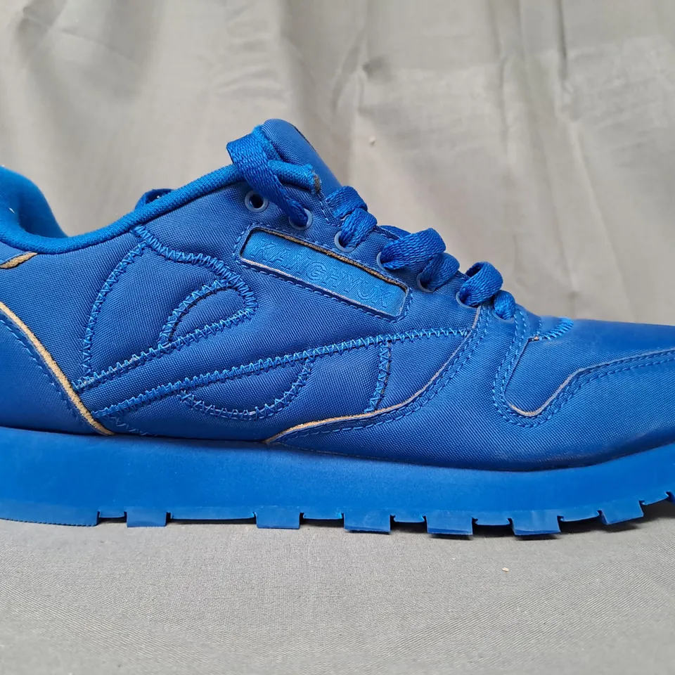 PAIR OF REEBOK TRAINERS IN BLUE UK SIZE 7