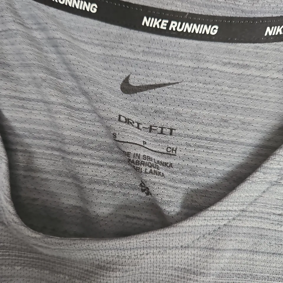 NIKE DRI-FIT RUNNING TEE IN GREY - SMALL