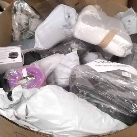 A PALLET CONTAINING A LARGE QUANTITY OF ASSORTED PILLOWS AND SIMILAR PRODUCTS ETC