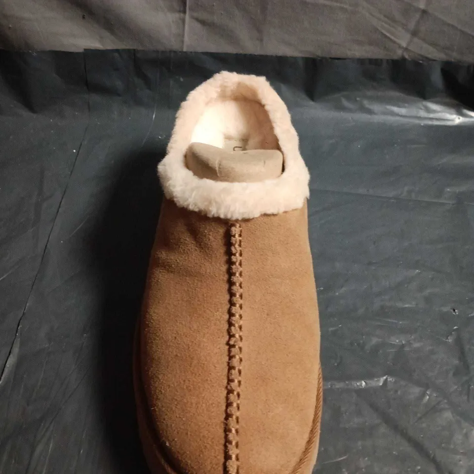 UNBOXED PAIR OF UGG TAN SUEDE MOCCASIN SLIPPERS WITH CREAM SHEARLING LINING – UK SIZE UNSPECIFIED