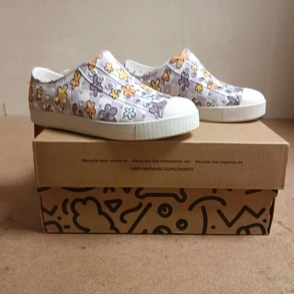 BOXED PAIR OF NATIVE JEFFERSON PRINT KID'S SHOES SIZE UK 9