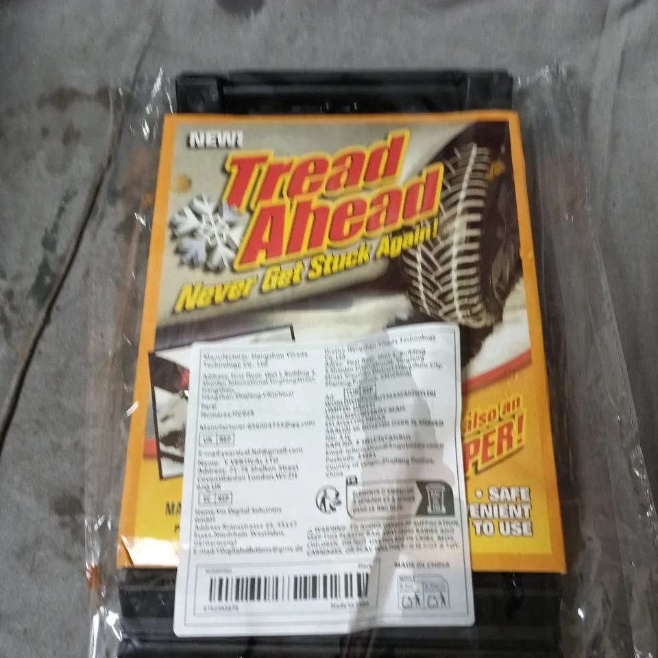 BOX OF APPROXIMATELY 6 ASSORTED AUTOMOTIVE ITEMS INCLUDING BOSCH OIL FILTER AND TREAD AHEAD