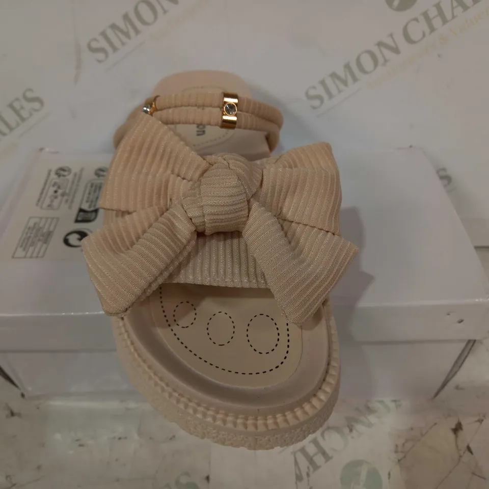 BOXED PAIR OF FASHION MEIJIA OPEN TOE PLATFORM SANDALS IN BEIGE SIZE UNSPECIFIED
