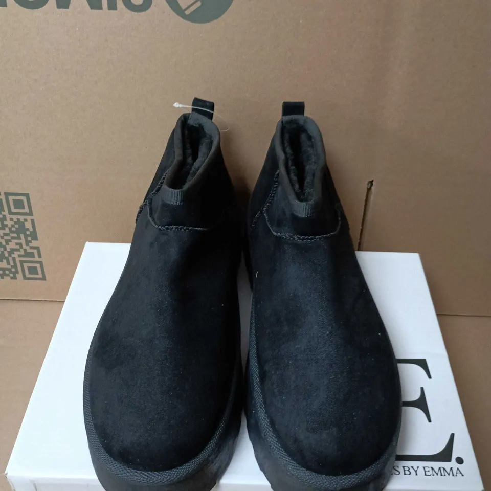 BOXED PAIR OF SHOES BY EMMA COLLEEN BLACK SLIP-ON ANKLE BOOTS – WOMEN'S UK 7 