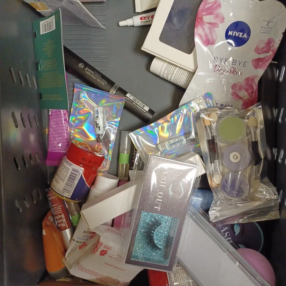 BOX OF APPROXIMATELY 20 ASSORTED HEALTH AND BEAUTY PRODUCTS TO INCLUDE REN OVERNIGHT GLOW SLEEPING CREAM, ALOE LIPS LIP BALM, DIOR ADDICT LIP GLOW OIL ETC 
