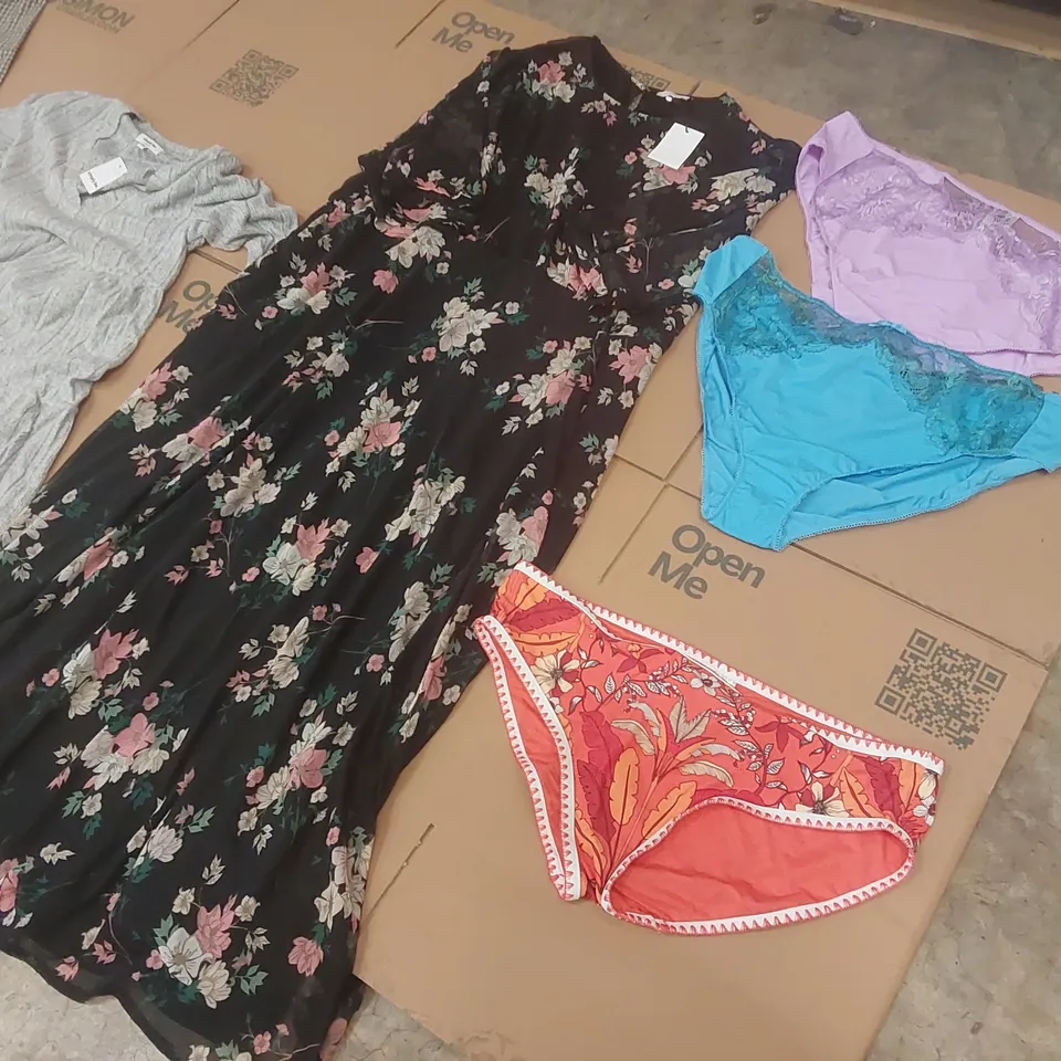 PALLET CONTAINING APPROXIMATELY 250x BRAND NEW ASSORTED DESIGNER CLOTHING ITEMS INCLUDING: SIMPLY BE DRESS, ELLA KNICKERS, SIMPLY BE TOP, JD WILLIAMS TOP ECT