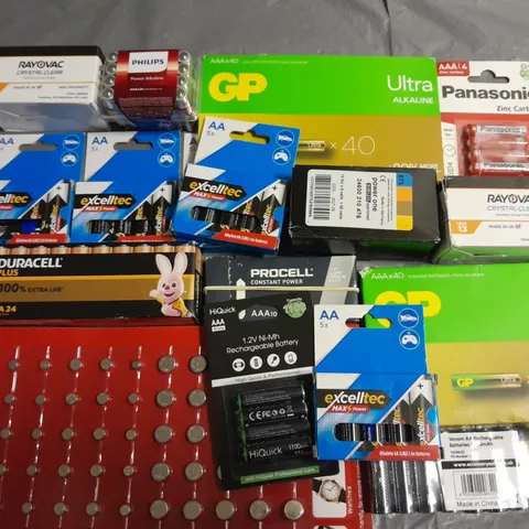 LOT OF ASSORTED BATTERIES TO INCLUDE DURACELL, PANASONIC AND GP