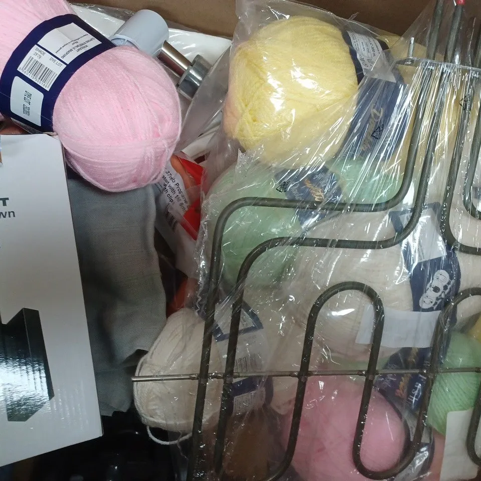 BOX OF APPROXIMATELY 15 ASSORTED HOUSEHOLD ITEMS TO INCLUDE ROBIN REED HANDMADE FESTIVE CRACKERS, ETC - COLLECTION ONLY