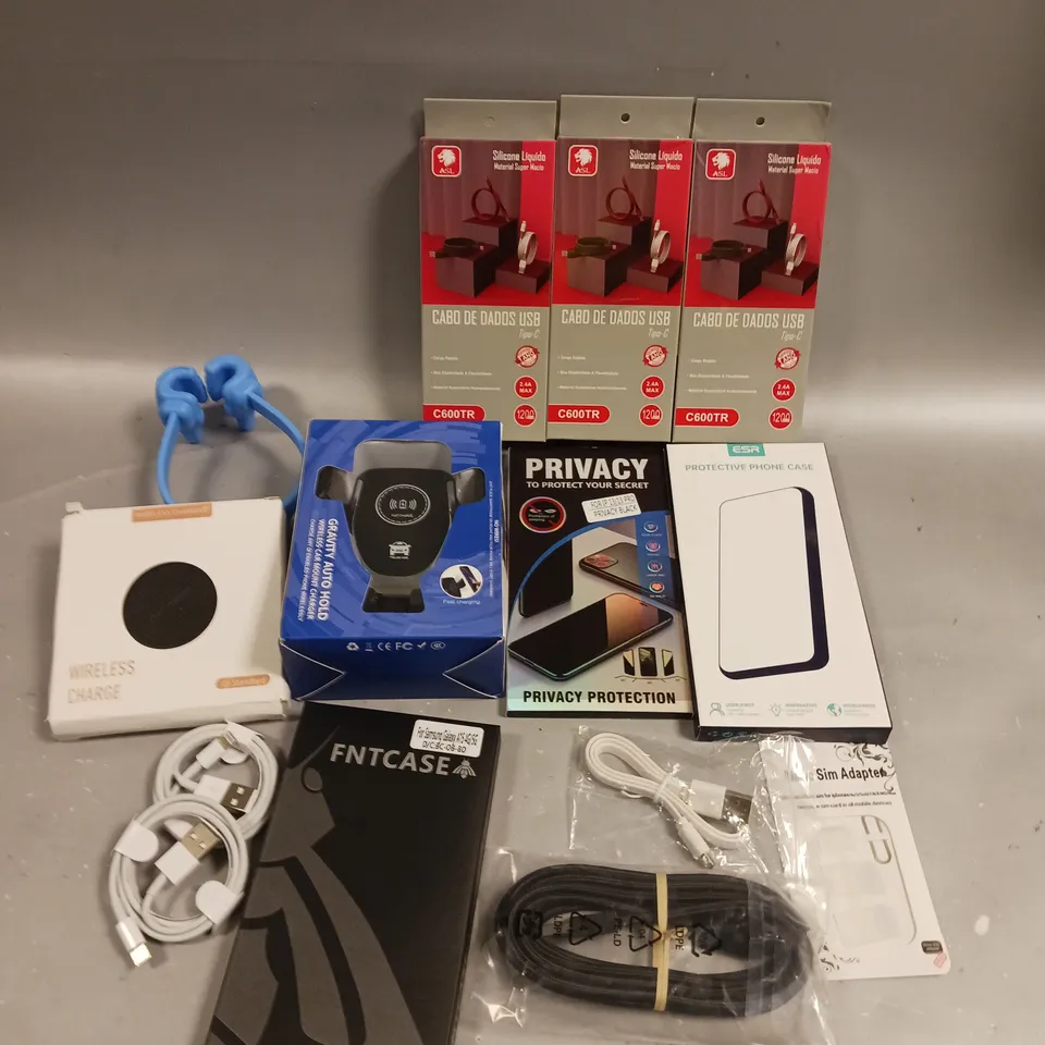 APPROXIMATELY 30 ASSORTED SMARTPHONE ACCESSORIES TO INCLUDE PROTECTIVE CASES, CHARGING CABLES, SCREEN PROTECTORS ETC 