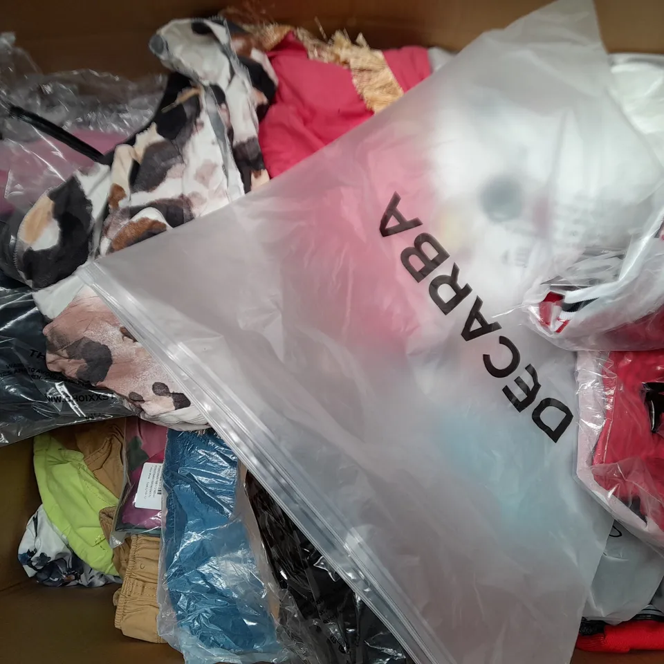 BOX OF APPROXIMATELY 25 ASSORTED CLOTHING ITEMS TO INCLUDE - SOCKS , HOODIE , SHORTS ETC