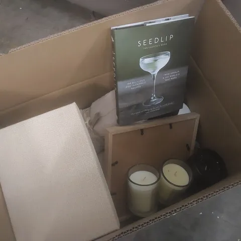 BOX OF ASSORTED DECORATIVE SHOWROOM STAGING ITEMS TO INCLUDE; CANDLES, BOOK, TOWELS ETC