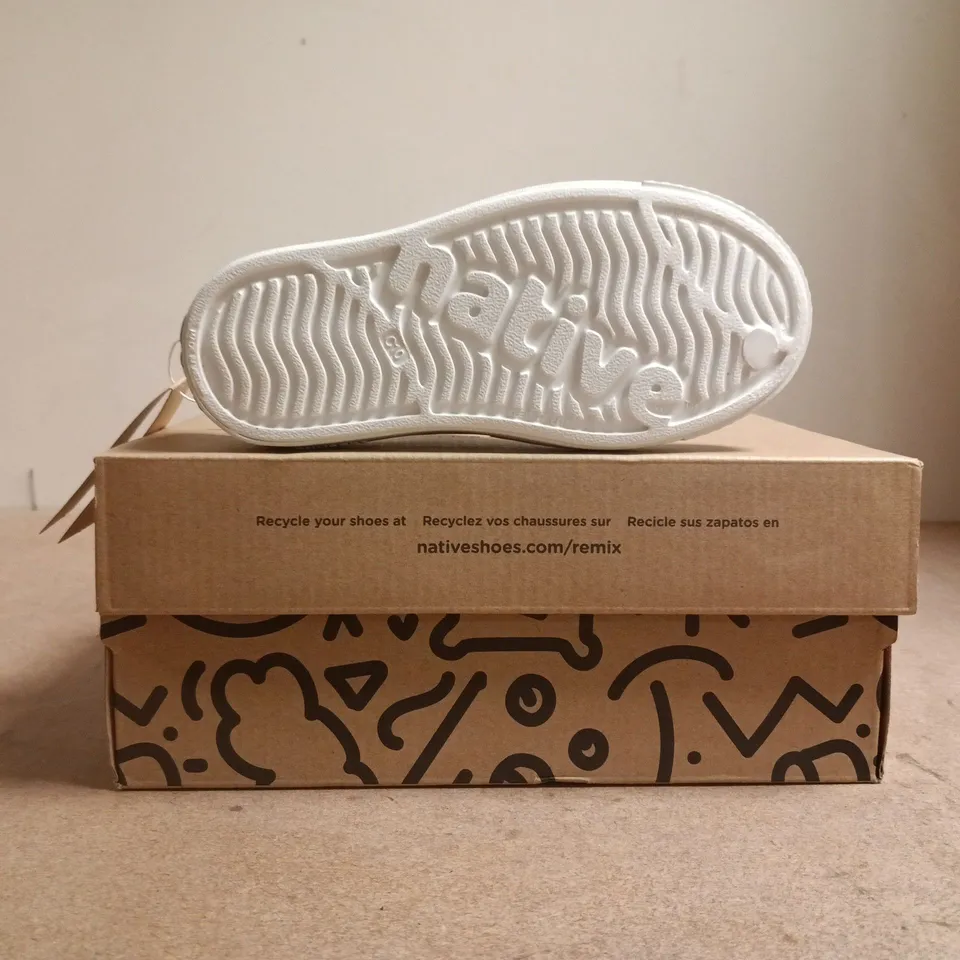 BOXED PAIR OF NATIVE JEFFERSON PRINT KID'S SHOES SIZE UK 9