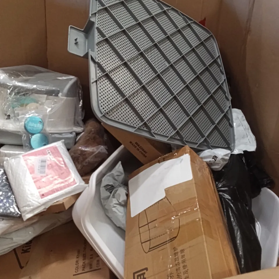 PALLET CONTAINING A LARGE QUANTITY OF ITEMS TO INCLUDE - LIQUID LAMP, BADMINTON RACKET, MEAT PRESSER ETC