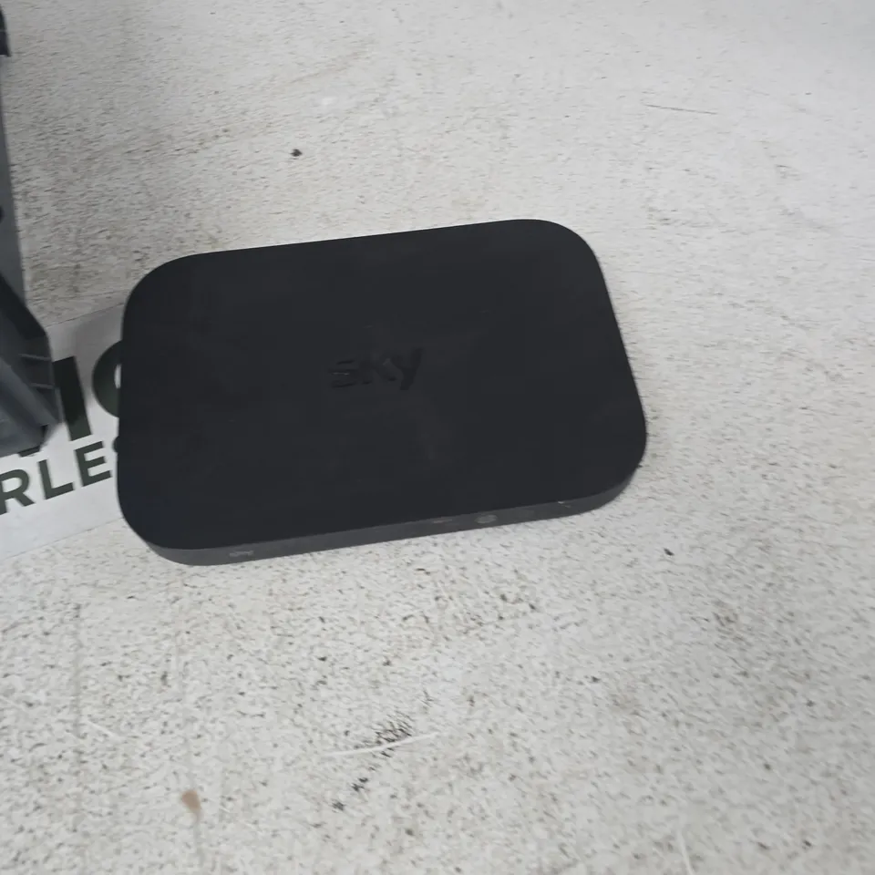 TOTE OF APPROXIMATELY 7 ASSORTED ITEMS TO INCLUDE: SKY ROUTER