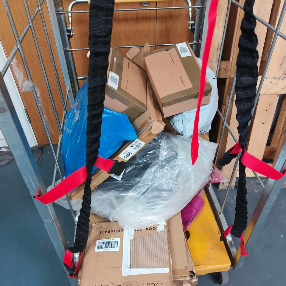 CAGE OF APPROXIMATELY 18 ASSORTED ITEMS INCLUDING BERNINI PATTERNED HYDROHOSE , ZEN TEN OIL THERAPY NOZZLE , TUNIS CHECK V NECK DRESS AND CURTIS STONE BAKE & STORE PAN