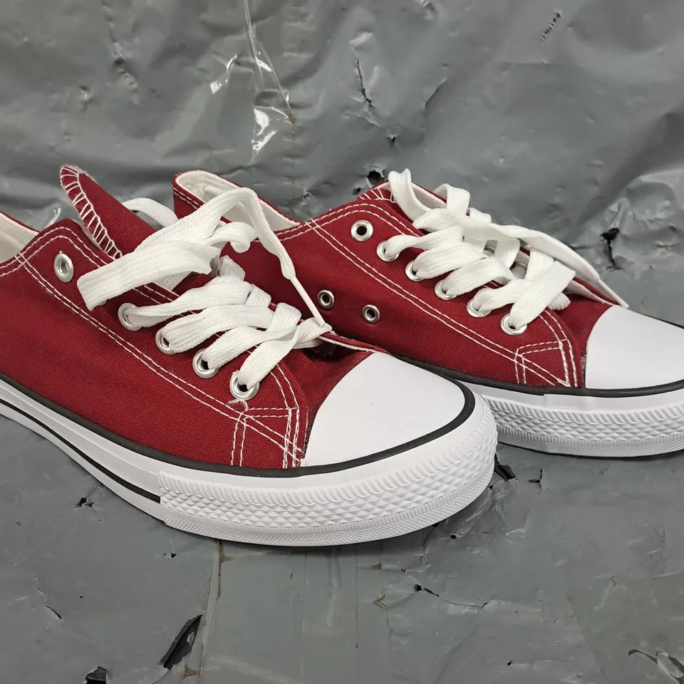 BOXED PAIR OF UNBRANDED SHOES IN RED SIZE 8