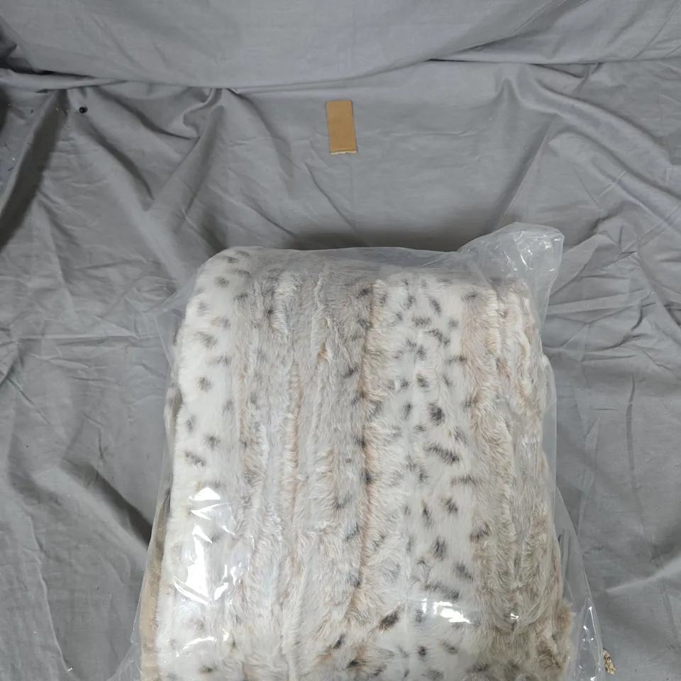 COZE HOME PRINT FAUX AND VELVET THROW