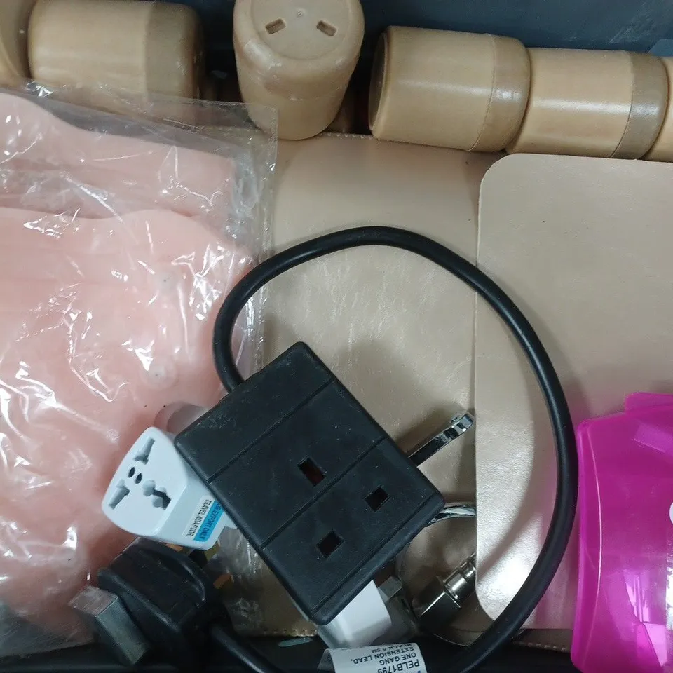 APPROXIMATELY 8 ASSORTED HOUSEHOLD ITEMS TO INCLUDE HAPPY BIRTHDAY HEADBAND, PICTURE HANGING SET, ETC