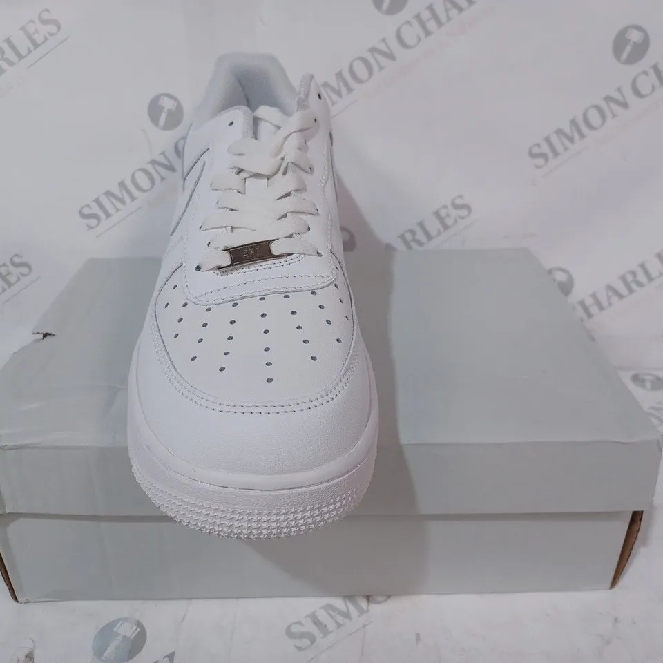 BOXED PAIR OF NIKE AIR FORCE 1 '07 SHOES IN WHITE UK SIZE 10