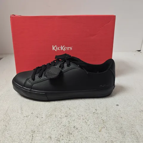 BOXED PAIR OF KICKERS TOVNI LEATHER TRAINERS IN BLACK - 42