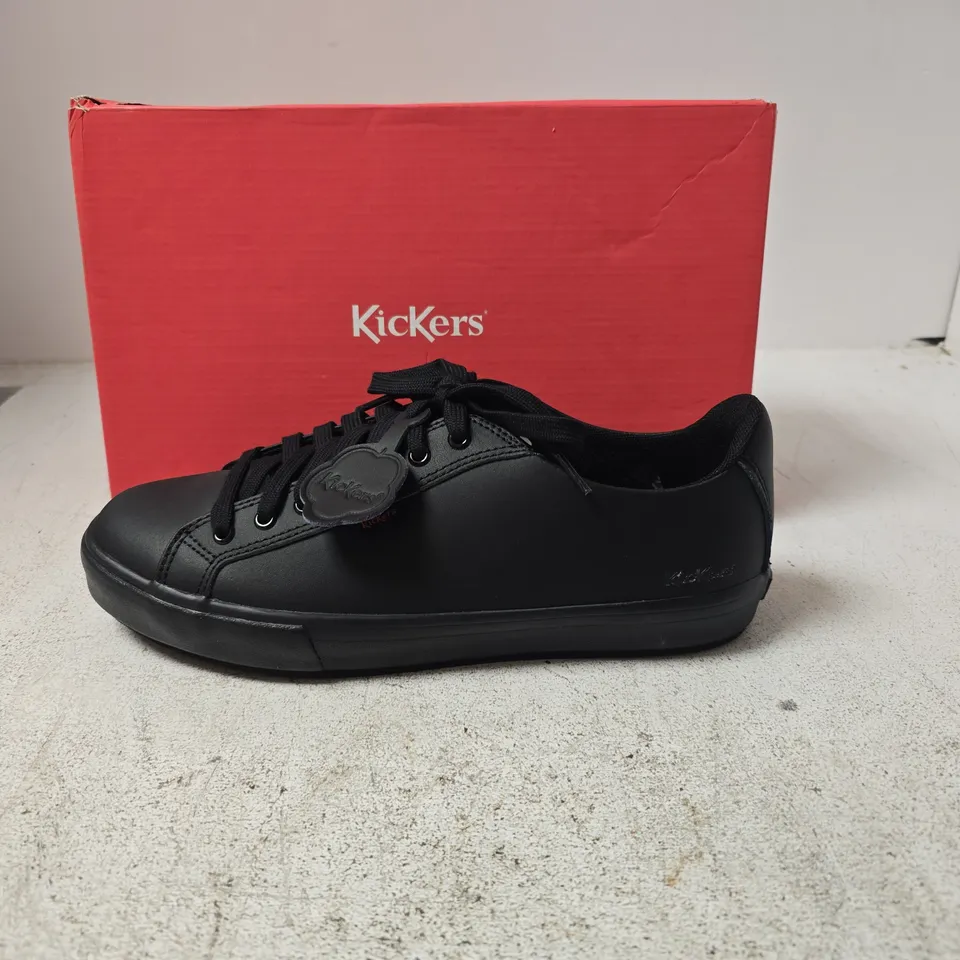 BOXED PAIR OF KICKERS TOVNI LEATHER TRAINERS IN BLACK - 42