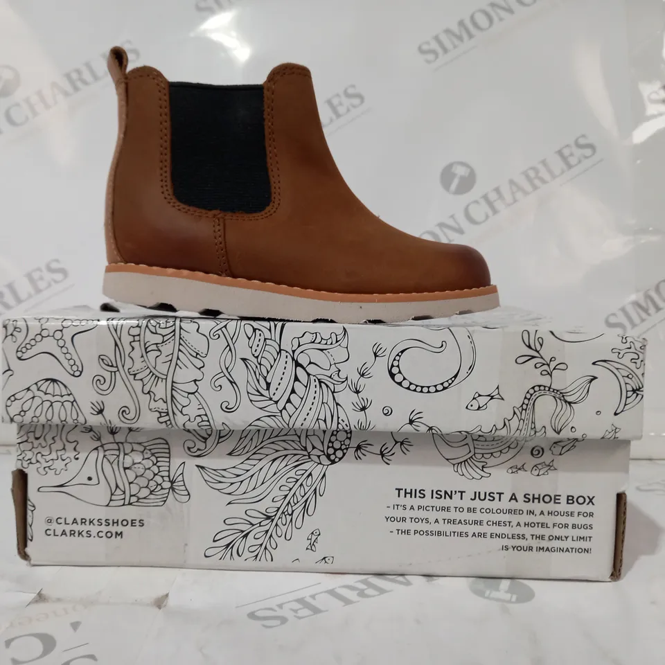 BOXED PAIR OF CLARKS CROWN HALO KIDS SHOES IN TAN UK SIZE 7.5