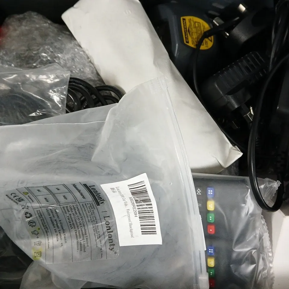 APPROXIMATELY 10 ASSORTED HOUSEHOLD ELECTRICAL ITEMS TO INCLUDE VARIOUS CABLES AND POWER ADAPTERS, ETC