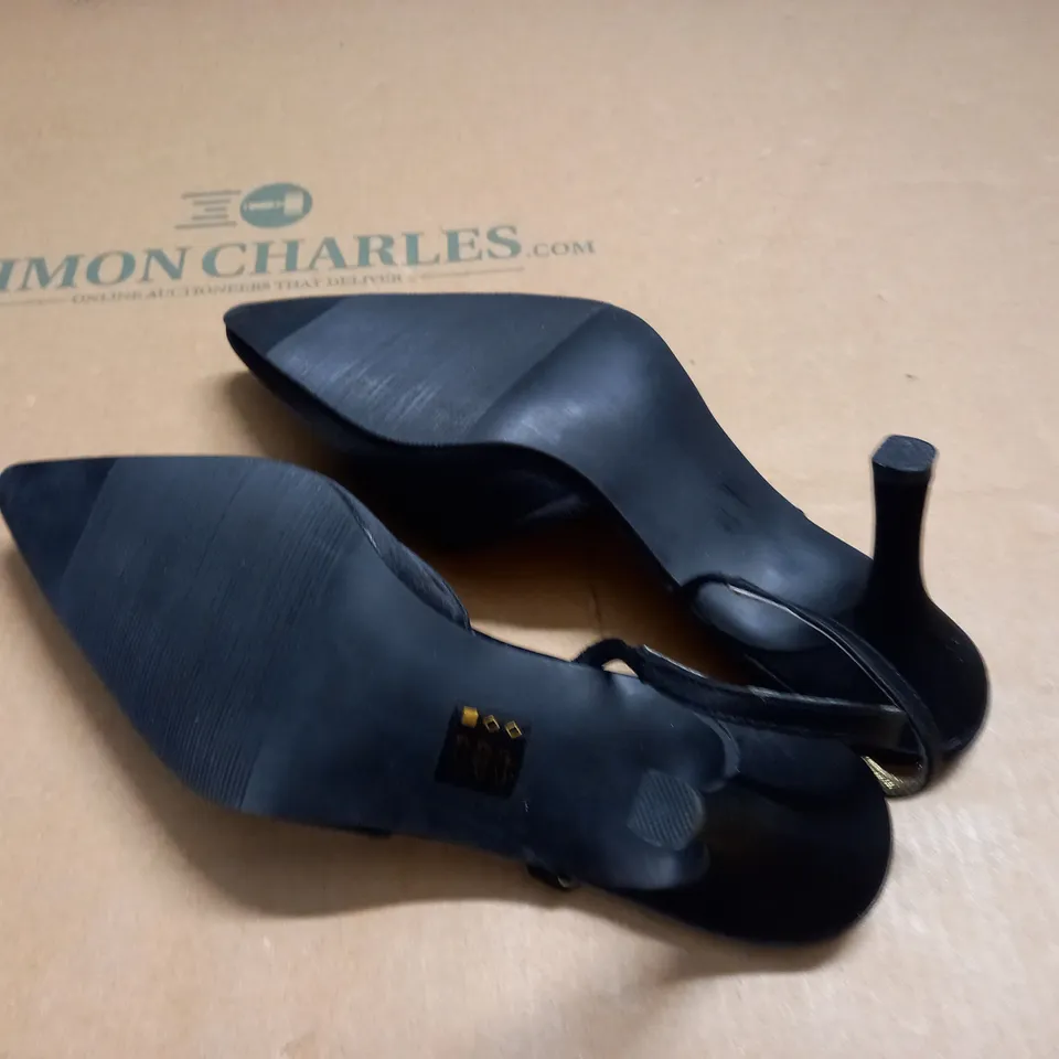 PAIR OF VIA PELLE HEELED SHOES - 5