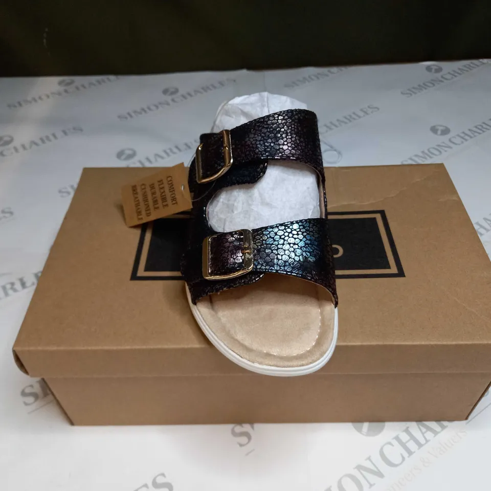 BOXED PAIR OF CUSHION WALK BLACK STRAPPED SANDALS - SIZE 4