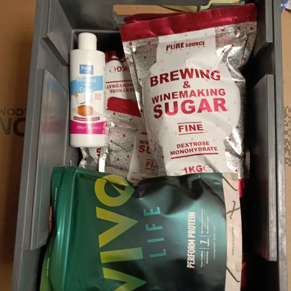 APPROXIMATELY 12 ASSORTED FOOD AND DRINKS ITEMS TO INCLUDE - TONY'S CARAMEL & SEA SALT CHOCOLATE BAR, APPLE & CINNAMON FLAXSEED BLEND, WILD STRAWBERRY CANDY KITTENS ETC 