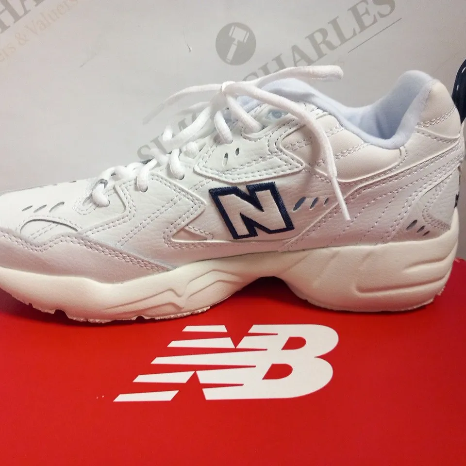BOXED NEW BALANCE MOYEN SIZE 5.5