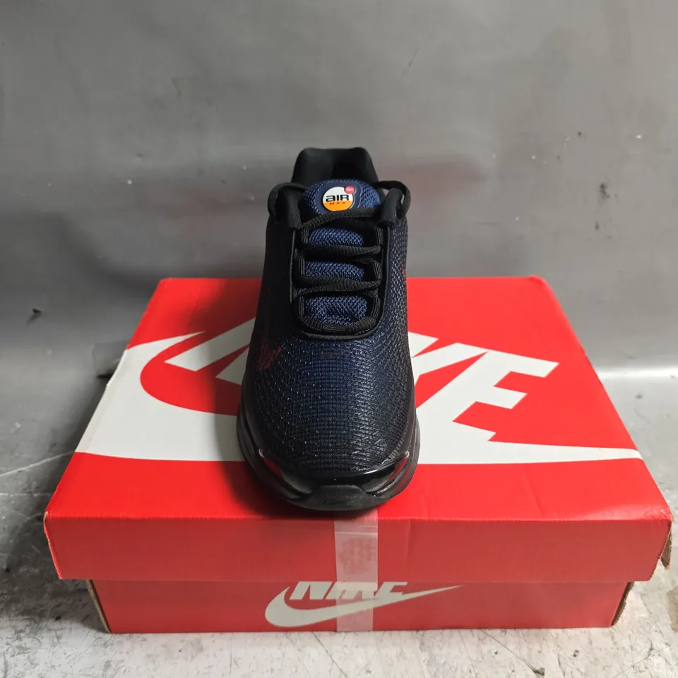 BOXED PAIR OF NIKE AIR MAX DN JUNIOR TRAINERS IN NAVY - UK 2.5