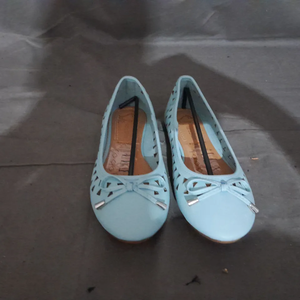 APPROXIMATELY 9 PAIRS OF FLAT SLIP ON SHOES SIZE 4 