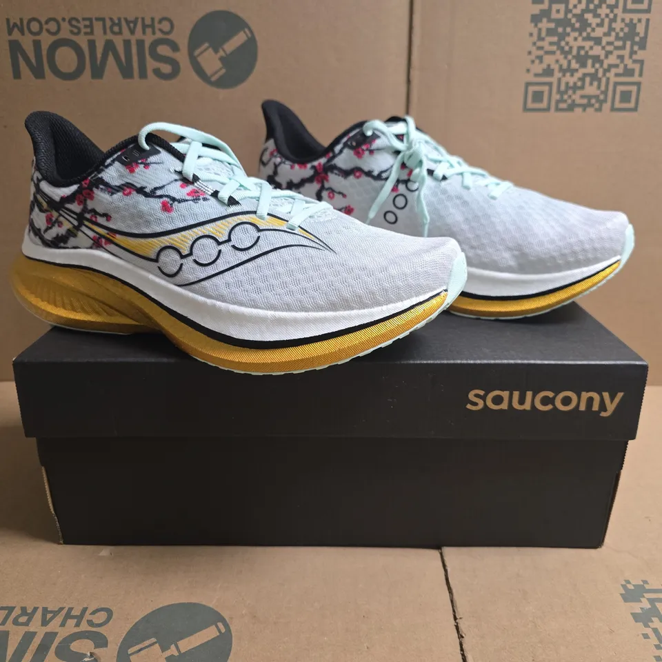 BOXED PAIR OF SAUCONY ENDORPHIN SPEED 5 TRAINERS IN WHITE/FLEUR BLANC SIZE UK 10