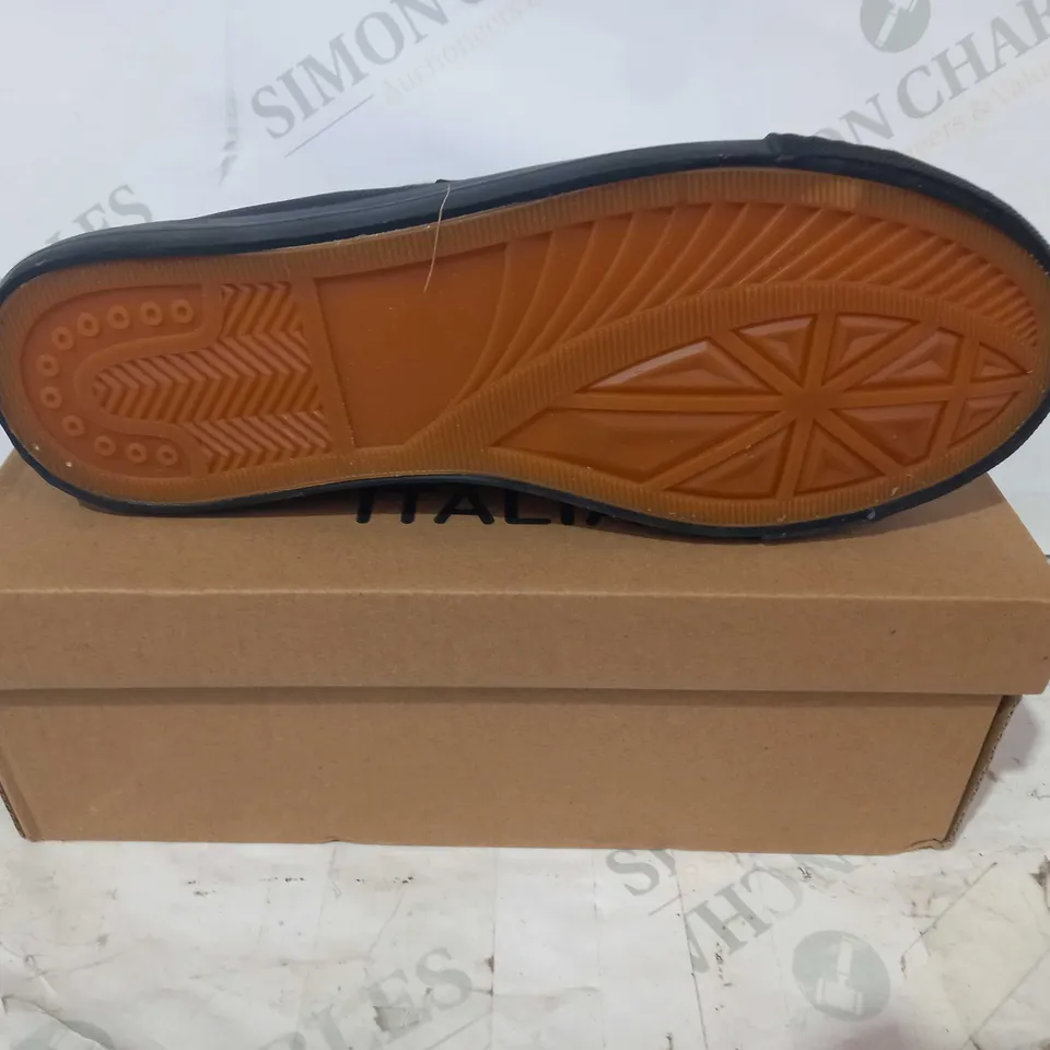BOXED PAIR OF SERGIO ITALIA TRAINERS IN BLACK EU SIZE 40