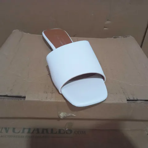BOXED PAIR OF NEW LOOK SLIP ON SANDALS IN WHITE UK SIZE 7