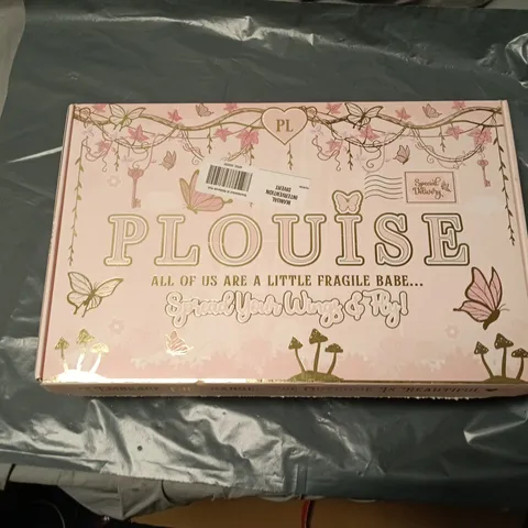 P LOUISE SPECIAL DELIVERY COSMETICS GIFT SET – 
