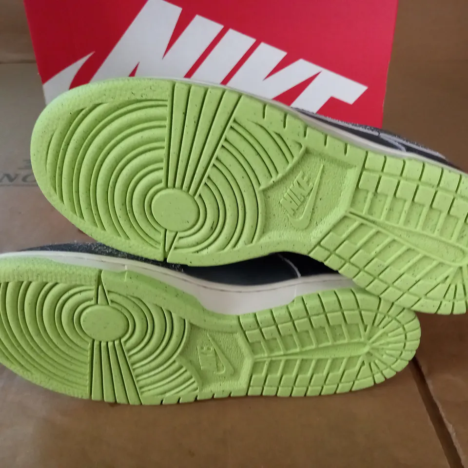 PAIR OF NIKE DUNK LOW SE TRAINERS IN GREY - UK 4.5