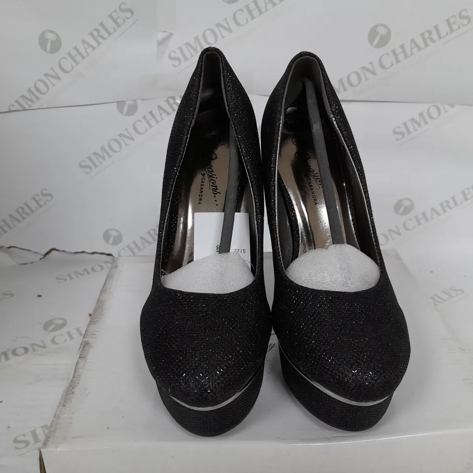 BOXED PAIR OF OCCASSIONS BY CASANDRA CLOSED TOE HEELS IN SPARKLE BLACK - SIZE 5