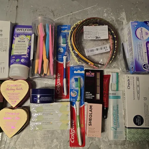 APPROXIMATELY 20 ASSORTED HEALTH & BEAUTY ITEMS TO INCLUDE VAGINAL MOISTURISER, SKIN FOOD FACE CARE AND BROWS KIT