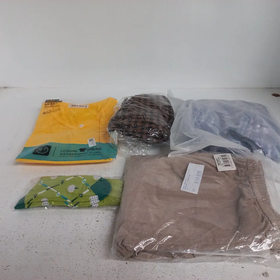 BOX OF APPROXIMATELY 25 ASSORTED CLOTHING ITEMS OF VARIOUS SIZES AND STYLES