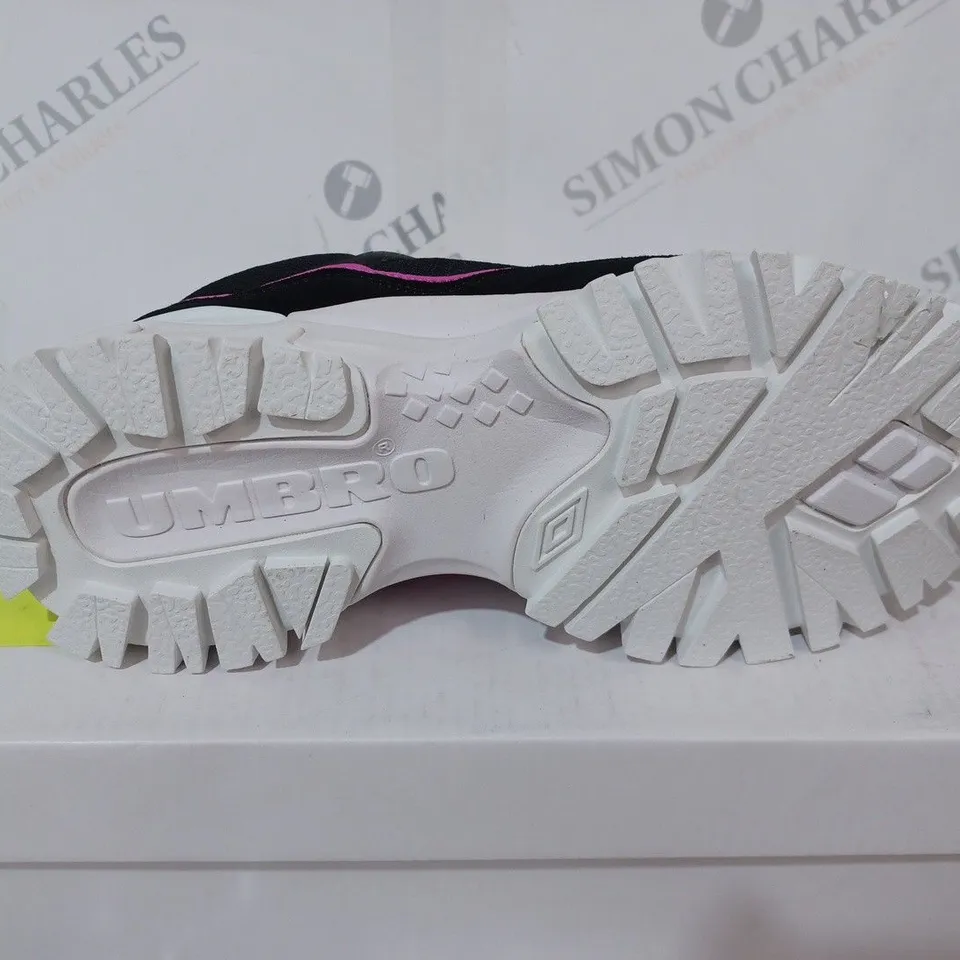 BOXED UMBRO BUMPY TRAINERS - UK 6