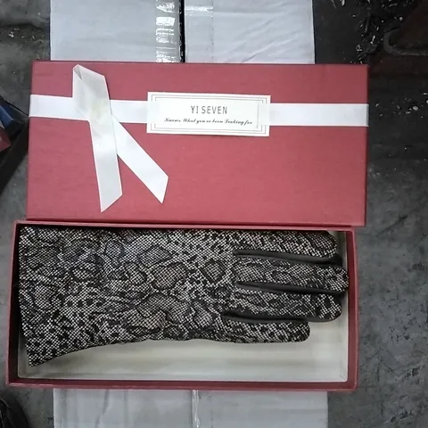 BOXED DESIGNER YISEVEN WOMAN'S SNAKE SKIN GLOVES - SIZE: M