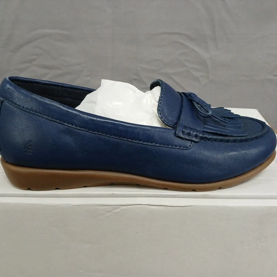 BOXED PAIR OF HUSH PUPPIES  BLUE LEATHER TASSEL LOAFERS - SIZE 39