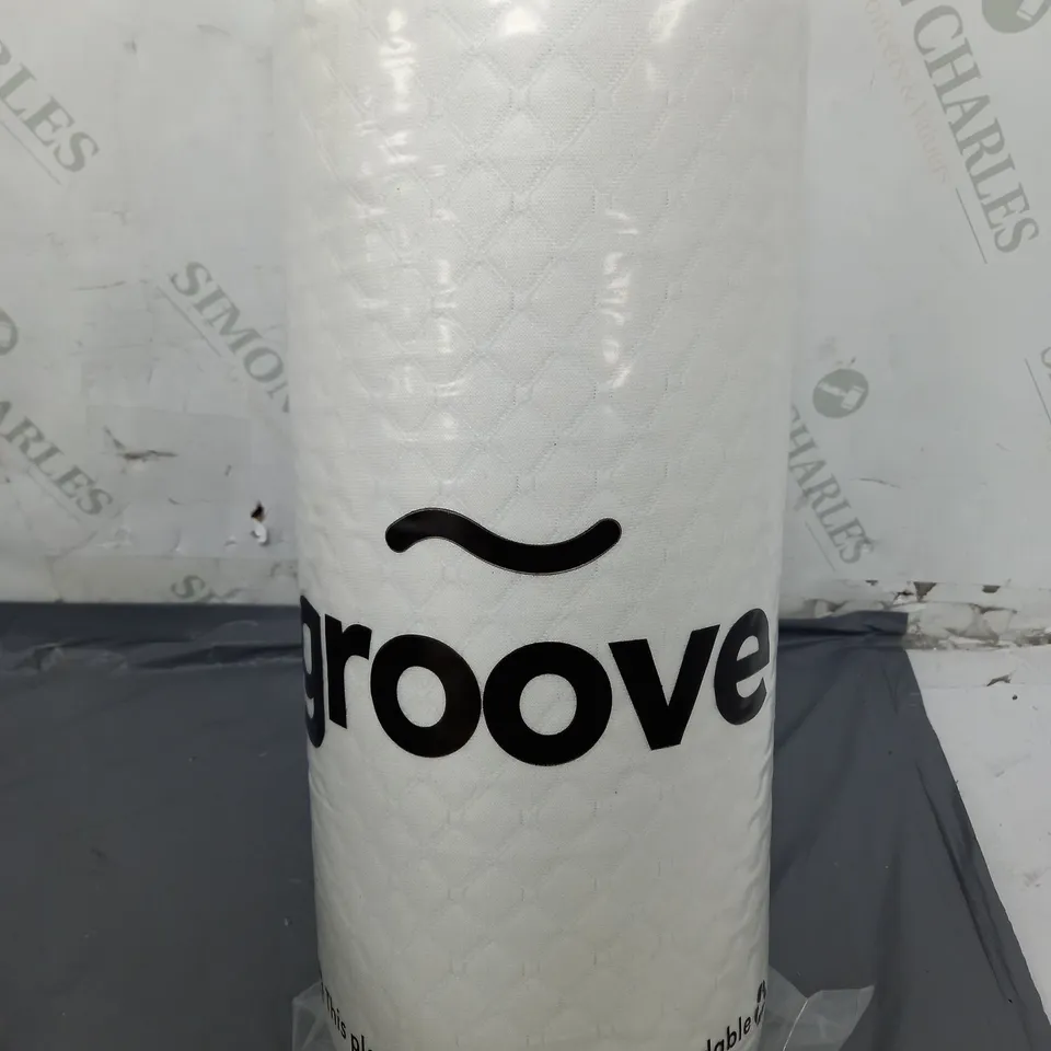 BOXED THE ORIGINAL GROOEVE PILLOW IN STARD SIZE WHITE