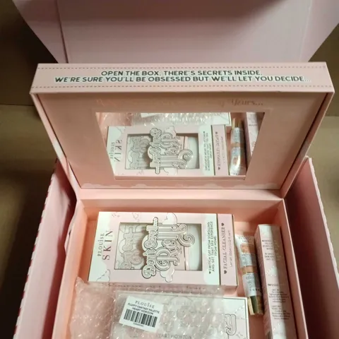 PLOUISE FULFILLING DREAMS BEAUTY GIFT SET TO INCLUDE STROBE CREAM, FACE PALETTE AND FACIAL CLEANSER
